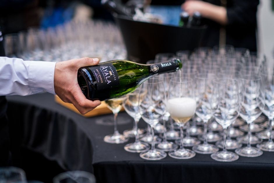 Bartender pouring drinks at an event catering station